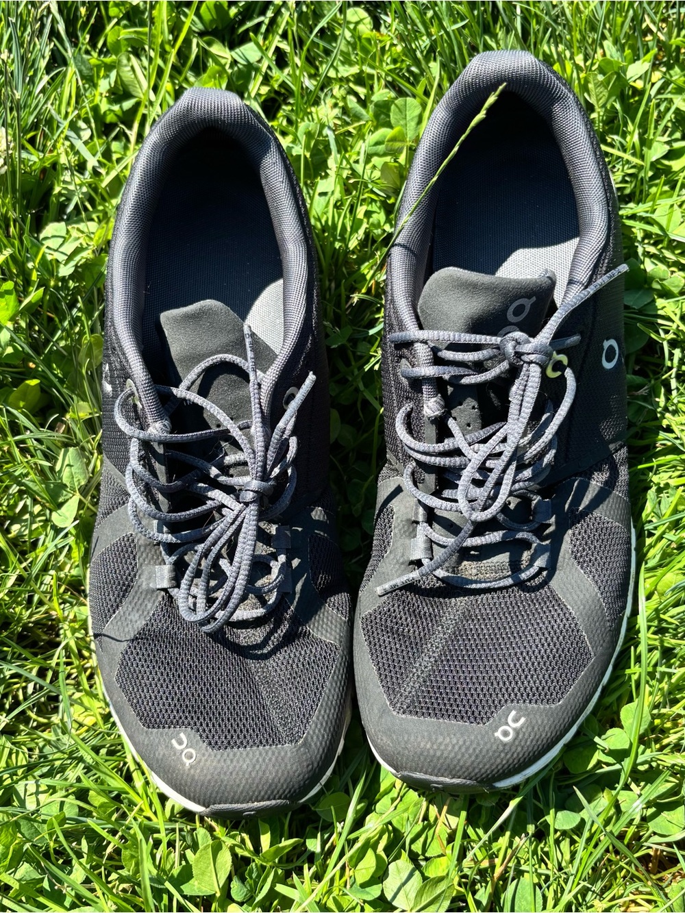 On Cloud Running Woman Black/White Athletic Running Shoes - Picture 3 of 10